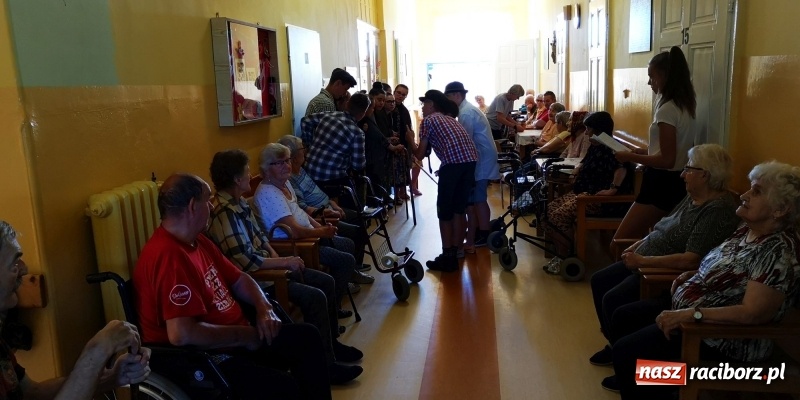 Zdjęcie w galerii na portalu naszraciborz.pl: Krzanowickie Omy zagościły w murach Zakładu Opiekuńczo-Leczniczego wiadomości z regionu