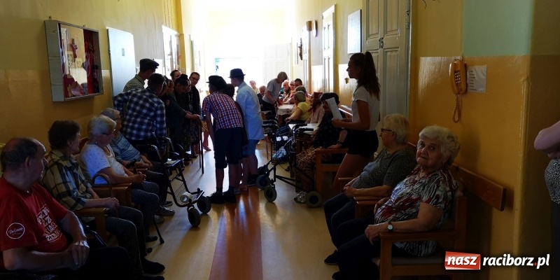 Zdjęcie w galerii na portalu naszraciborz.pl: Krzanowickie Omy zagościły w murach Zakładu Opiekuńczo-Leczniczego wiadomości z regionu