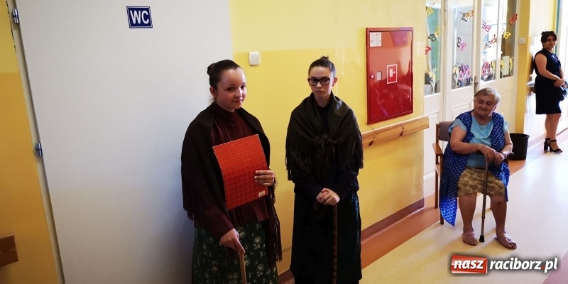 Zdjęcie w galerii na portalu naszraciborz.pl: Krzanowickie Omy zagościły w murach Zakładu Opiekuńczo-Leczniczego wiadomości z regionu