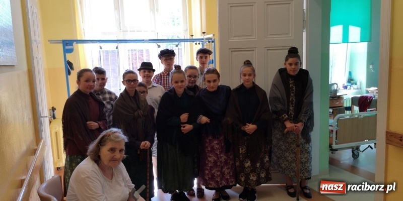 Zdjęcie w galerii na portalu naszraciborz.pl: Krzanowickie Omy zagościły w murach Zakładu Opiekuńczo-Leczniczego wiadomości z regionu