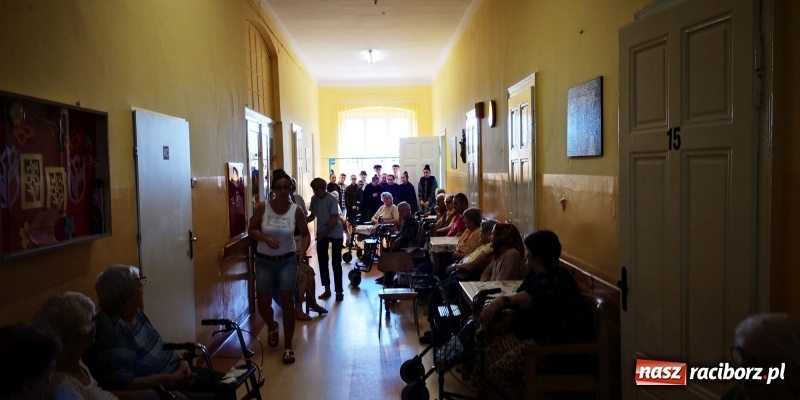 Zdjęcie w galerii na portalu naszraciborz.pl: Krzanowickie Omy zagościły w murach Zakładu Opiekuńczo-Leczniczego wiadomości z regionu