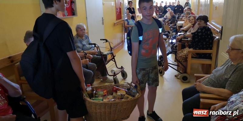 Zdjęcie w galerii na portalu naszraciborz.pl: Krzanowickie Omy zagościły w murach Zakładu Opiekuńczo-Leczniczego wiadomości z regionu