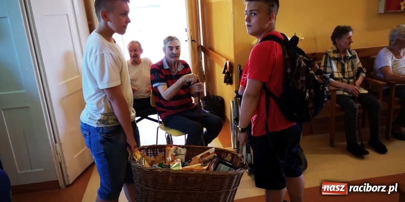 Zdjęcie w galerii na portalu naszraciborz.pl: Krzanowickie Omy zagościły w murach Zakładu Opiekuńczo-Leczniczego wiadomości z regionu