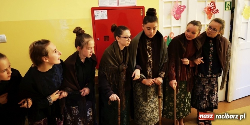 Zdjęcie w galerii na portalu naszraciborz.pl: Krzanowickie Omy zagościły w murach Zakładu Opiekuńczo-Leczniczego wiadomości z regionu