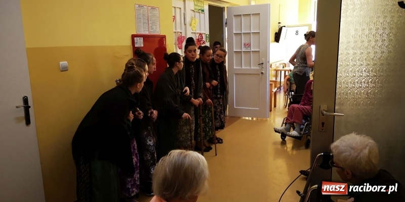 Zdjęcie w galerii na portalu naszraciborz.pl: Krzanowickie Omy zagościły w murach Zakładu Opiekuńczo-Leczniczego wiadomości z regionu