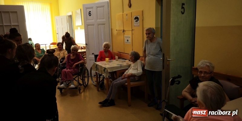 Zdjęcie w galerii na portalu naszraciborz.pl: Krzanowickie Omy zagościły w murach Zakładu Opiekuńczo-Leczniczego wiadomości z regionu