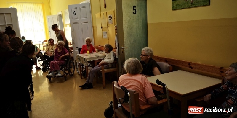 Zdjęcie w galerii na portalu naszraciborz.pl: Krzanowickie Omy zagościły w murach Zakładu Opiekuńczo-Leczniczego wiadomości z regionu