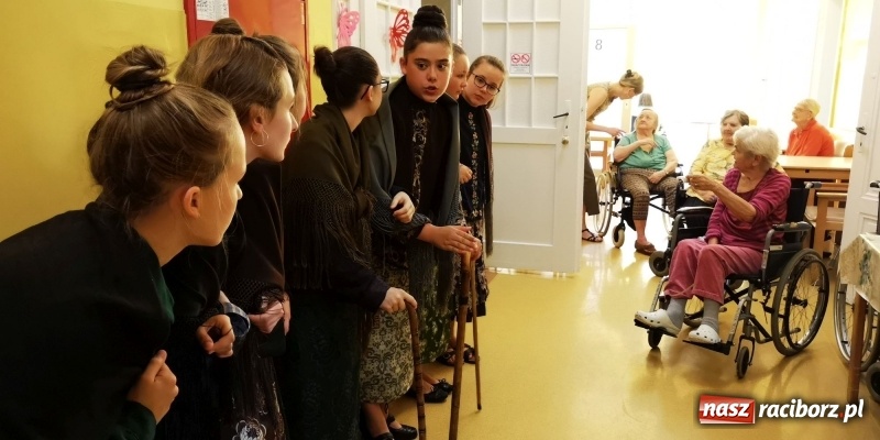 Zdjęcie w galerii na portalu naszraciborz.pl: Krzanowickie Omy zagościły w murach Zakładu Opiekuńczo-Leczniczego wiadomości z regionu