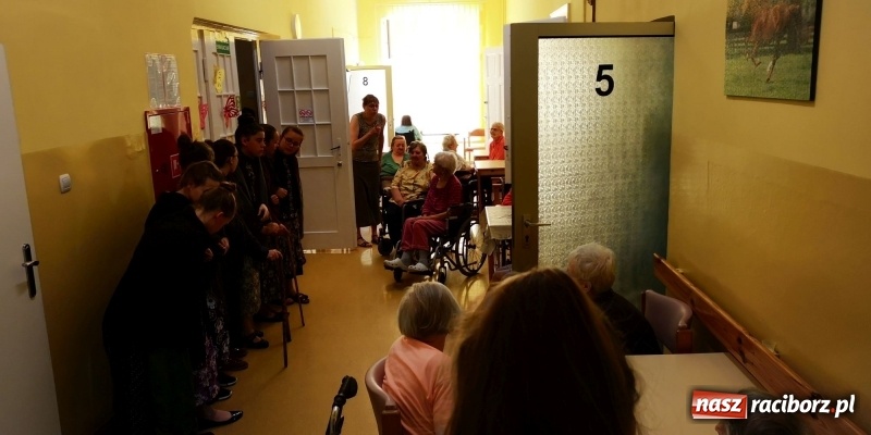 Zdjęcie w galerii na portalu naszraciborz.pl: Krzanowickie Omy zagościły w murach Zakładu Opiekuńczo-Leczniczego wiadomości z regionu