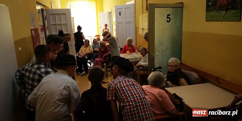 Zdjęcie w galerii na portalu naszraciborz.pl: Krzanowickie Omy zagościły w murach Zakładu Opiekuńczo-Leczniczego wiadomości z regionu