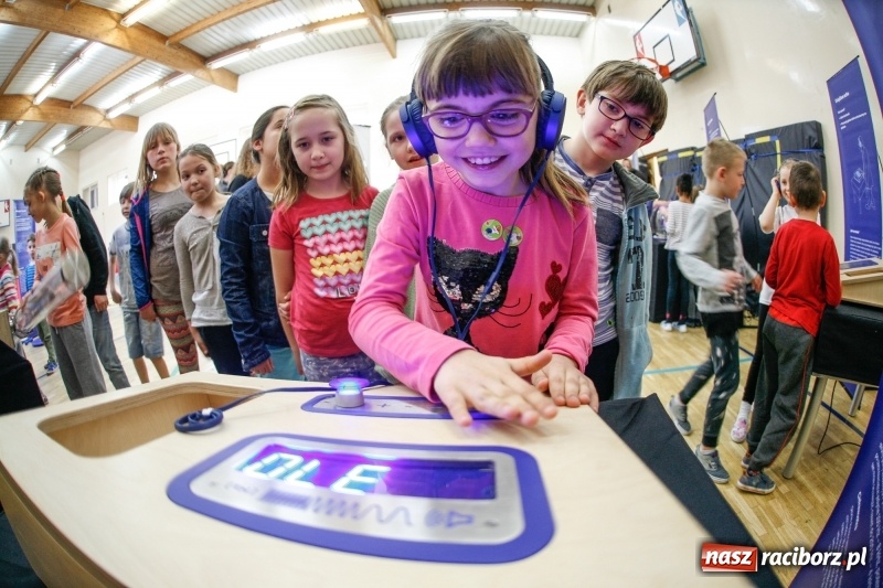 Zdjęcie w galerii na portalu naszraciborz.pl: Naukobus z Centrum Nauki Kopernik zawita do Raciborza wiadomości z regionu