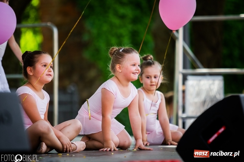 Zdjęcie w galerii na portalu naszraciborz.pl: Taneczne podsumowanie roku szkolnego przez MDK na dziedzińcu Zamku Piastowskiego wiadomości z regionu