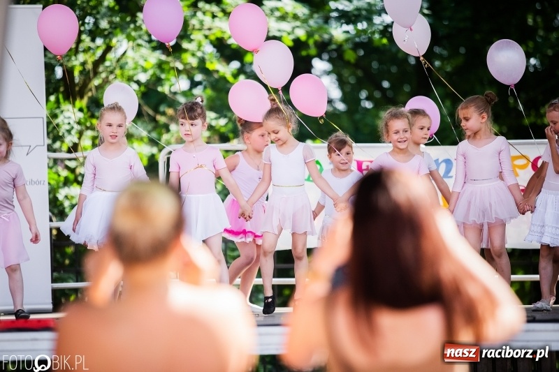 Zdjęcie w galerii na portalu naszraciborz.pl: Taneczne podsumowanie roku szkolnego przez MDK na dziedzińcu Zamku Piastowskiego wiadomości z regionu