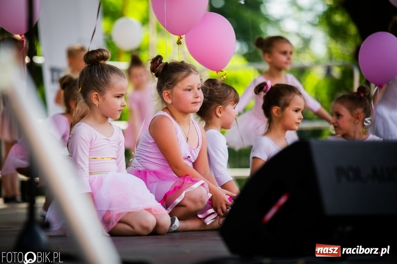Zdjęcie w galerii na portalu naszraciborz.pl: Taneczne podsumowanie roku szkolnego przez MDK na dziedzińcu Zamku Piastowskiego wiadomości z regionu