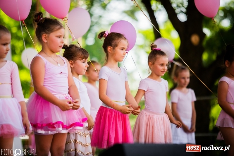 Zdjęcie w galerii na portalu naszraciborz.pl: Taneczne podsumowanie roku szkolnego przez MDK na dziedzińcu Zamku Piastowskiego wiadomości z regionu