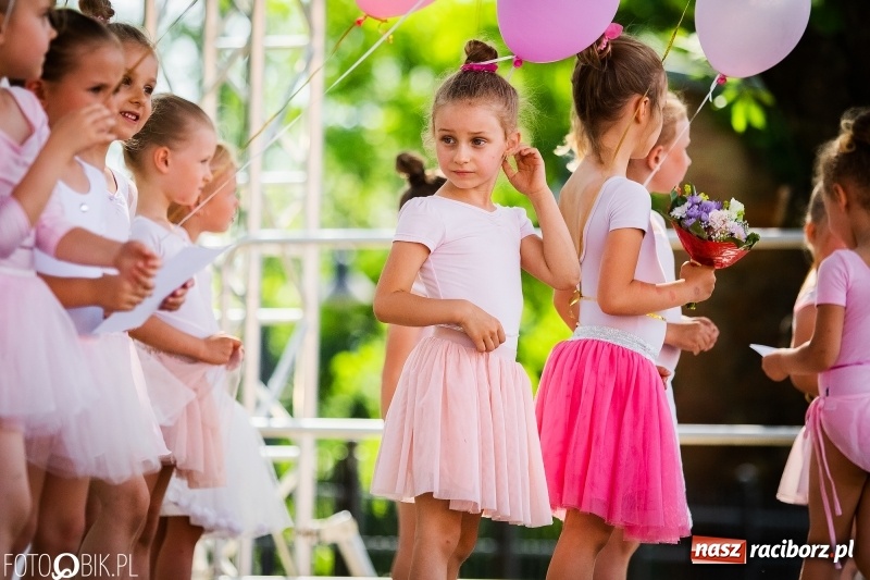 Zdjęcie w galerii na portalu naszraciborz.pl: Taneczne podsumowanie roku szkolnego przez MDK na dziedzińcu Zamku Piastowskiego wiadomości z regionu