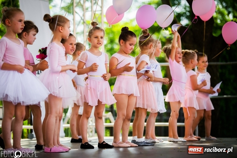 Zdjęcie w galerii na portalu naszraciborz.pl: Taneczne podsumowanie roku szkolnego przez MDK na dziedzińcu Zamku Piastowskiego wiadomości z regionu