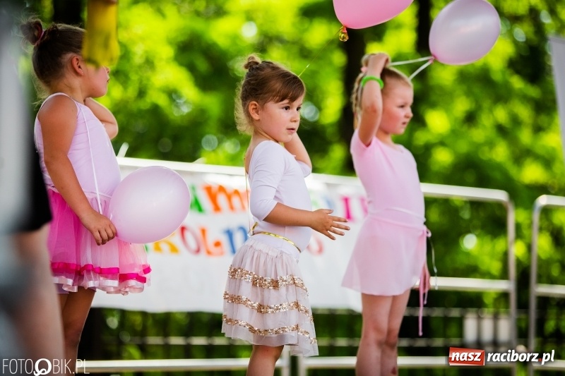Zdjęcie w galerii na portalu naszraciborz.pl: Taneczne podsumowanie roku szkolnego przez MDK na dziedzińcu Zamku Piastowskiego wiadomości z regionu