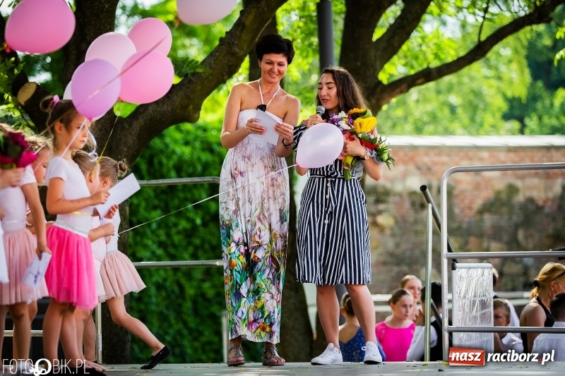Zdjęcie w galerii na portalu naszraciborz.pl: Taneczne podsumowanie roku szkolnego przez MDK na dziedzińcu Zamku Piastowskiego wiadomości z regionu