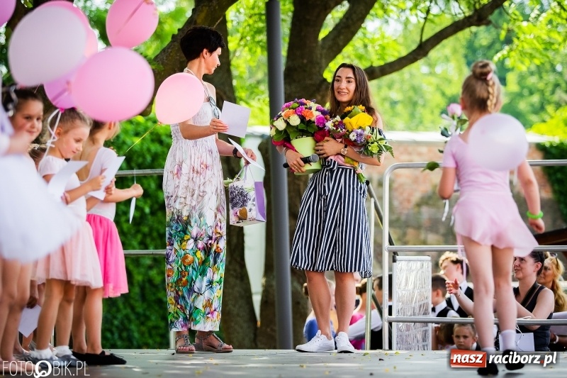Zdjęcie w galerii na portalu naszraciborz.pl: Taneczne podsumowanie roku szkolnego przez MDK na dziedzińcu Zamku Piastowskiego wiadomości z regionu