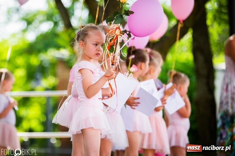 Zdjęcie w galerii na portalu naszraciborz.pl: Taneczne podsumowanie roku szkolnego przez MDK na dziedzińcu Zamku Piastowskiego wiadomości z regionu
