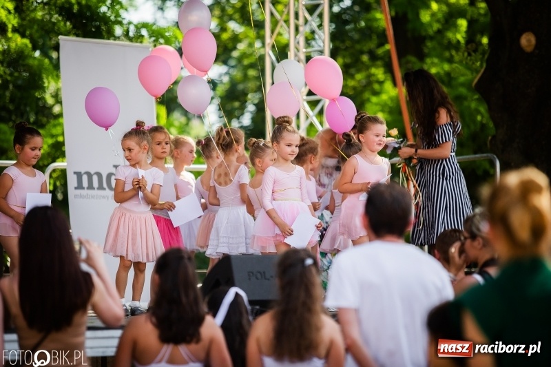 Zdjęcie w galerii na portalu naszraciborz.pl: Taneczne podsumowanie roku szkolnego przez MDK na dziedzińcu Zamku Piastowskiego wiadomości z regionu