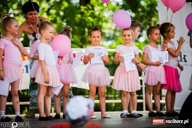 Zdjęcie w galerii na portalu naszraciborz.pl: Taneczne podsumowanie roku szkolnego przez MDK na dziedzińcu Zamku Piastowskiego wiadomości z regionu