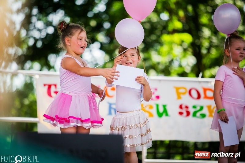 Zdjęcie w galerii na portalu naszraciborz.pl: Taneczne podsumowanie roku szkolnego przez MDK na dziedzińcu Zamku Piastowskiego wiadomości z regionu