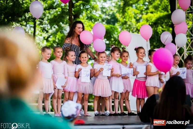 Zdjęcie w galerii na portalu naszraciborz.pl: Taneczne podsumowanie roku szkolnego przez MDK na dziedzińcu Zamku Piastowskiego wiadomości z regionu