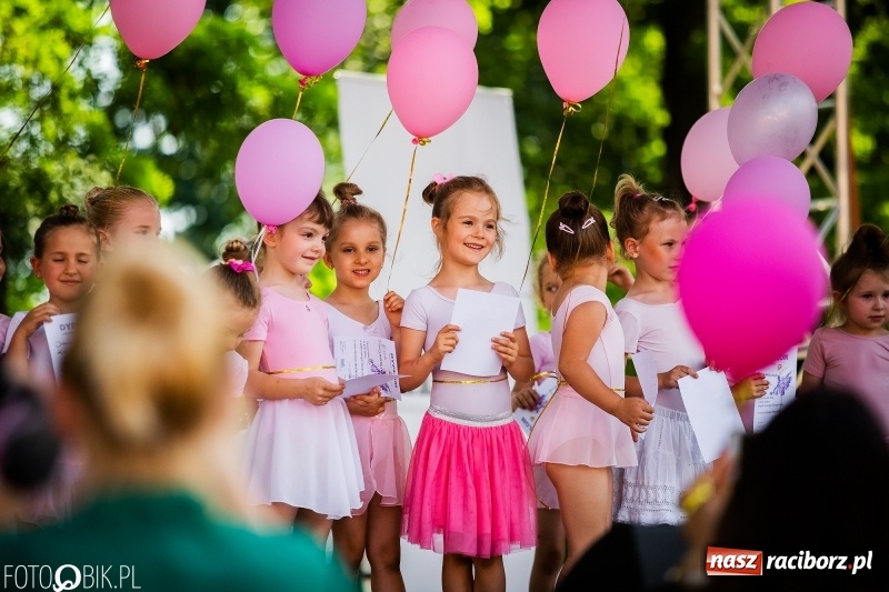 Zdjęcie w galerii na portalu naszraciborz.pl: Taneczne podsumowanie roku szkolnego przez MDK na dziedzińcu Zamku Piastowskiego wiadomości z regionu