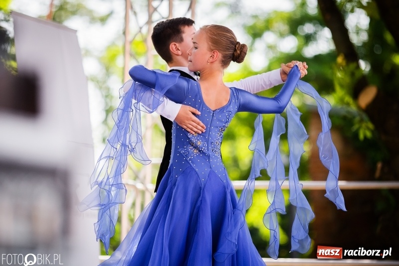 Zdjęcie w galerii na portalu naszraciborz.pl: Taneczne podsumowanie roku szkolnego przez MDK na dziedzińcu Zamku Piastowskiego wiadomości z regionu