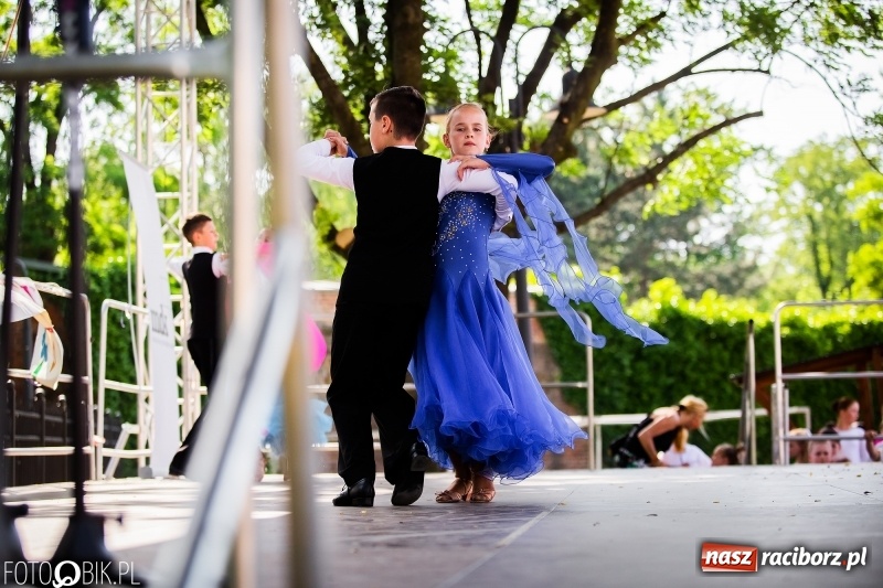 Zdjęcie w galerii na portalu naszraciborz.pl: Taneczne podsumowanie roku szkolnego przez MDK na dziedzińcu Zamku Piastowskiego wiadomości z regionu