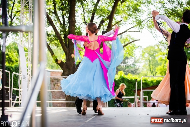 Zdjęcie w galerii na portalu naszraciborz.pl: Taneczne podsumowanie roku szkolnego przez MDK na dziedzińcu Zamku Piastowskiego wiadomości z regionu