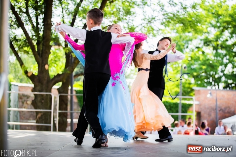 Zdjęcie w galerii na portalu naszraciborz.pl: Taneczne podsumowanie roku szkolnego przez MDK na dziedzińcu Zamku Piastowskiego wiadomości z regionu