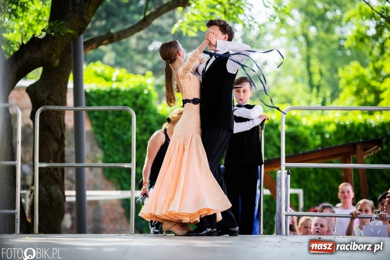 Zdjęcie w galerii na portalu naszraciborz.pl: Taneczne podsumowanie roku szkolnego przez MDK na dziedzińcu Zamku Piastowskiego wiadomości z regionu
