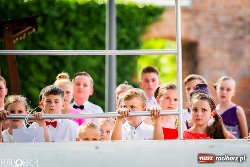 Zdjęcie w galerii na portalu naszraciborz.pl: Taneczne podsumowanie roku szkolnego przez MDK na dziedzińcu Zamku Piastowskiego wiadomości z regionu