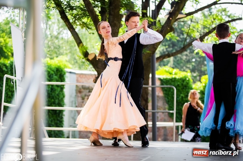 Zdjęcie w galerii na portalu naszraciborz.pl: Taneczne podsumowanie roku szkolnego przez MDK na dziedzińcu Zamku Piastowskiego wiadomości z regionu