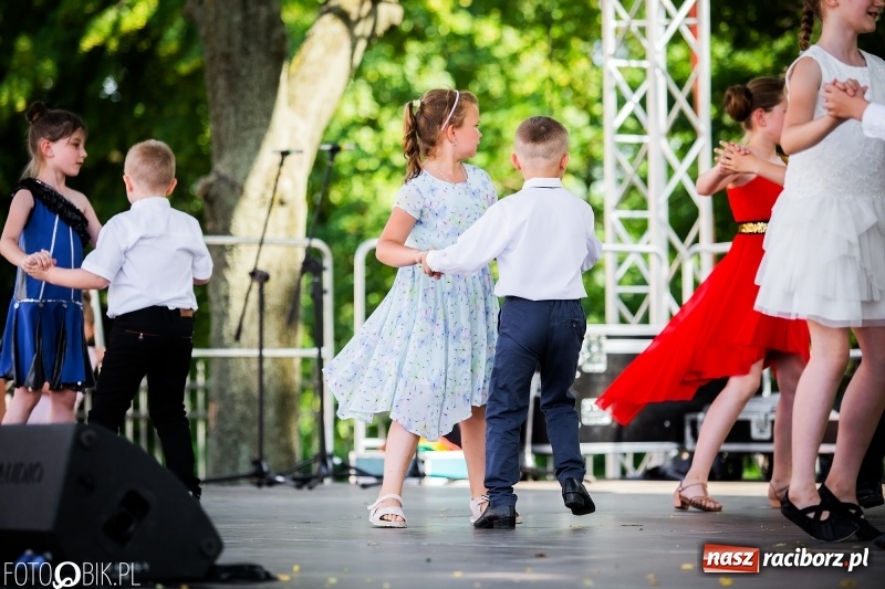 Zdjęcie w galerii na portalu naszraciborz.pl: Taneczne podsumowanie roku szkolnego przez MDK na dziedzińcu Zamku Piastowskiego wiadomości z regionu