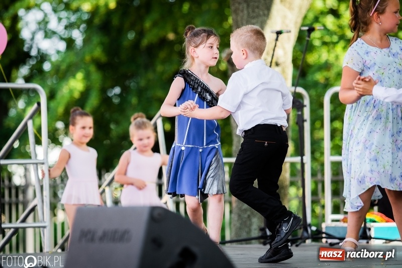 Zdjęcie w galerii na portalu naszraciborz.pl: Taneczne podsumowanie roku szkolnego przez MDK na dziedzińcu Zamku Piastowskiego wiadomości z regionu