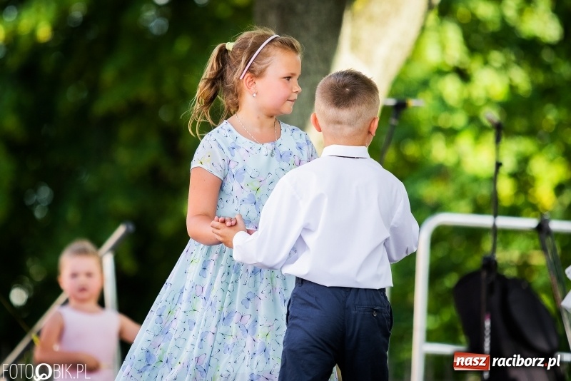 Zdjęcie w galerii na portalu naszraciborz.pl: Taneczne podsumowanie roku szkolnego przez MDK na dziedzińcu Zamku Piastowskiego wiadomości z regionu