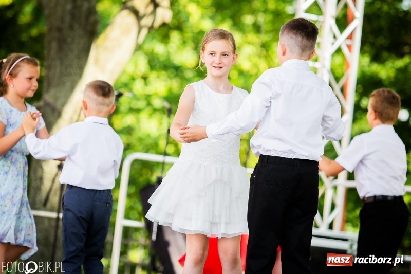 Zdjęcie w galerii na portalu naszraciborz.pl: Taneczne podsumowanie roku szkolnego przez MDK na dziedzińcu Zamku Piastowskiego wiadomości z regionu