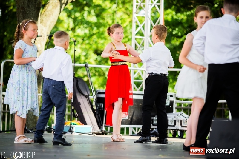 Zdjęcie w galerii na portalu naszraciborz.pl: Taneczne podsumowanie roku szkolnego przez MDK na dziedzińcu Zamku Piastowskiego wiadomości z regionu