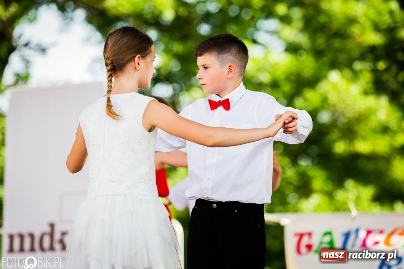 Zdjęcie w galerii na portalu naszraciborz.pl: Taneczne podsumowanie roku szkolnego przez MDK na dziedzińcu Zamku Piastowskiego wiadomości z regionu