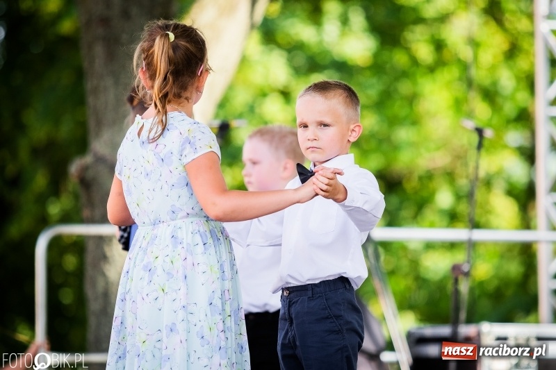 Zdjęcie w galerii na portalu naszraciborz.pl: Taneczne podsumowanie roku szkolnego przez MDK na dziedzińcu Zamku Piastowskiego wiadomości z regionu