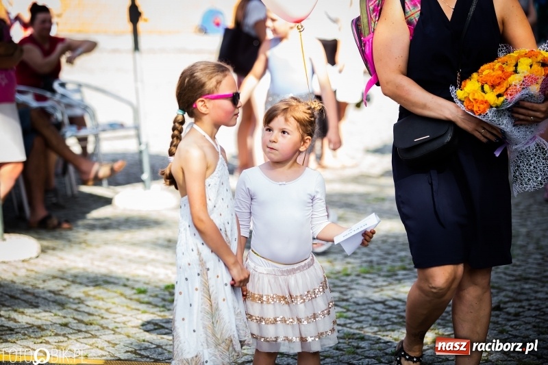 Zdjęcie w galerii na portalu naszraciborz.pl: Taneczne podsumowanie roku szkolnego przez MDK na dziedzińcu Zamku Piastowskiego wiadomości z regionu
