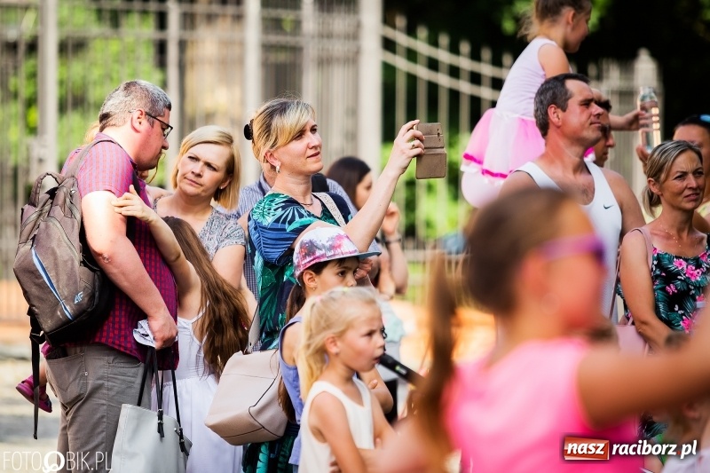 Zdjęcie w galerii na portalu naszraciborz.pl: Taneczne podsumowanie roku szkolnego przez MDK na dziedzińcu Zamku Piastowskiego wiadomości z regionu