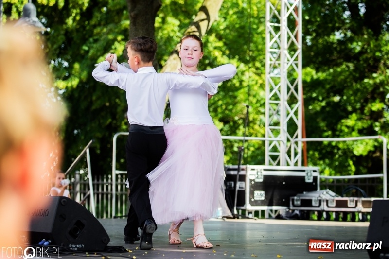 Zdjęcie w galerii na portalu naszraciborz.pl: Taneczne podsumowanie roku szkolnego przez MDK na dziedzińcu Zamku Piastowskiego wiadomości z regionu