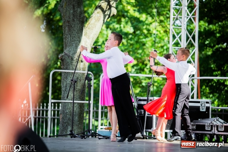 Zdjęcie w galerii na portalu naszraciborz.pl: Taneczne podsumowanie roku szkolnego przez MDK na dziedzińcu Zamku Piastowskiego wiadomości z regionu