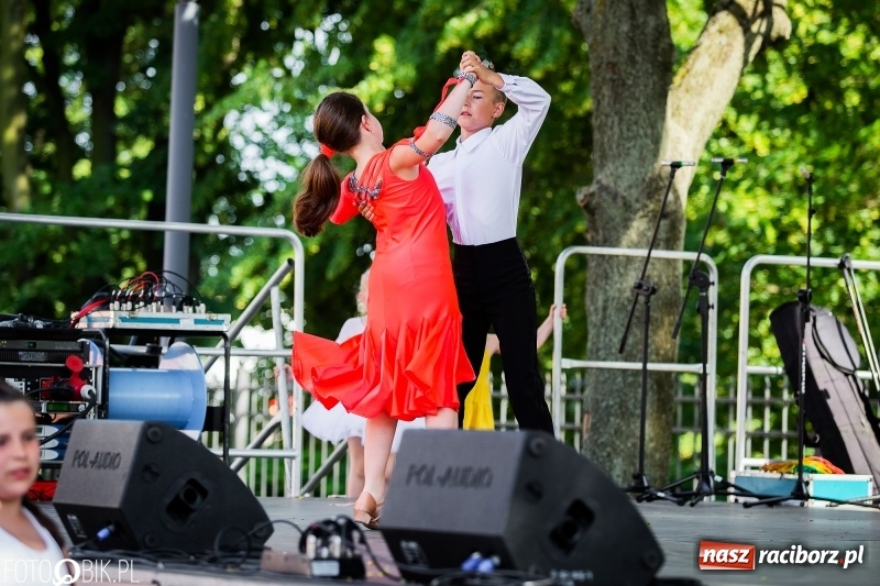 Zdjęcie w galerii na portalu naszraciborz.pl: Taneczne podsumowanie roku szkolnego przez MDK na dziedzińcu Zamku Piastowskiego wiadomości z regionu