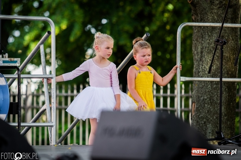 Zdjęcie w galerii na portalu naszraciborz.pl: Taneczne podsumowanie roku szkolnego przez MDK na dziedzińcu Zamku Piastowskiego wiadomości z regionu